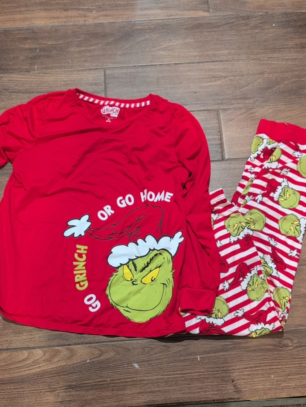 Grinch 8/10 Women's Christmas Matching Pajamas Set